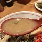 麺屋 一鶴 - 濃厚なとんこつスープは甘味が感じられましたが…私的にはチョイと苦手です。