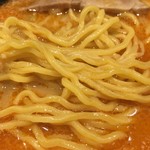 元祖海老そば　札幌らーめん縁や - 中細縮れ卵麺アップ