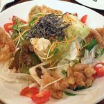 和楽ダイニング びりけん - 鶏皮とｷｬﾍﾞﾂの塩だれｻﾗﾀﾞ