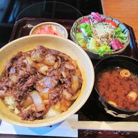 豚捨 KITTE丸の内店 - 伊勢牛 特上牛丼。3900円