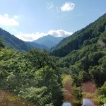 朝日鉱泉ナチュラリストの家 - ナチュラリストの家から大朝日岳を望む