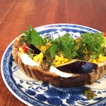 ブリコラージュ ブレッド アンド カンパニー ダイニング・カフェ - お野菜とブリコラージュブレッドのオープンサンドモーニング (軽井沢無農薬水茄子、ゴールドラッシュ、しょっつると香草ソース)1600円。税込み　サラダとスープとドリンクつき。20180908　美味幸せ♡