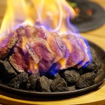 池袋 肉バル アンタガタドコサ - 燃えるボルケーノステーキ