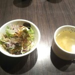 札幌牛亭 - サラダはオニオンドレッシング？キャベツ、レタスだけだが酸味抑えて美味い。スープはホタテっぽい味がする。