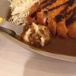 カレーのチャンピオン - トッピングのチーズは埋もれてます