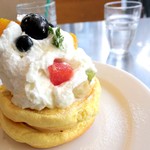 レインボーパンケーキ - 季節のフルーツパンケーキ