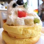 レインボーパンケーキ - 季節のフルーツパンケーキ