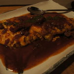 煮込みと惣菜 かん乃 - チーズオムレツ牛スジデミソース