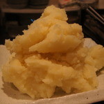 煮込みと惣菜 かん乃 - スジの下に入るマッシュ