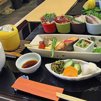 季寄せ料理 暖歩 - ランチ最高峰の「季寄せ御膳2,100円」（煮物と揚げ物はフレームに入らず）。<2011_08>