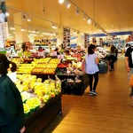 Mami mart - スーパーマーケットの新鮮野菜とフルーツコーナー。