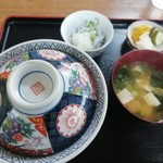 すゞや - カツ丼750円（税込）味噌汁、お新香、それにしらすおろしまでついています