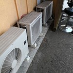 拉麺 成 - 問題の屋外機