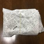 梅屋菓子鋪 - 袋に詰めてもらったたい焼きは、新聞で包んでくれます！この新聞が保温効果があり、余分な水分もとってくれるので時間たってもたい焼きがべたつきません！昔は何でも新聞で包んだなぁ〜
      先人の知恵です！