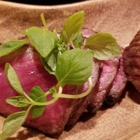 にくの匠 三芳 - ③神戸牛・川岸牧場のイチボのローストビーフ
                  赤身の中に脂のサシの入り方がバランス良く、肉本来の味わいと柔らかさ、そして脂の旨みが同時に味わえます
                  中は薄い紅色、炭焼きの香ばしい薫りが口の中に拡がります