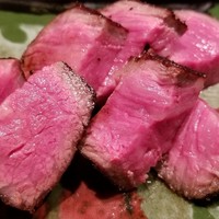 にくの匠 三芳 - 
                ⑨神戸牛ロースの炭火焼きステーキ
                勢戸牧場のロースは上質な脂の旨みが際立つ濃いめな味わいが印象的
                脂の旨味が非常に素晴らしく、濃くても質は軽くて「クリア」な脂でした