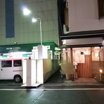 和四季酒肴処 たいし - 路地の西側より（左の駐車場と右の建物の間の路地を行くとお店がある)