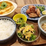 UBU CAFE - 「UBU ORIGINAL海老と煮玉子のラクサスープ＆エスニックチキン定食」(1598円税込)