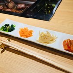 お肉屋 けいすけ 三男坊 - ナムルの盛り合わせ