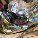 お肉屋 けいすけ 三男坊 - 塊のお肉も焼いた後休ませます。