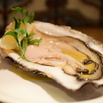 スペインバル エル クルセ - 石巻産 生牡蠣（1P）@350円：オリーブオイルを少々
