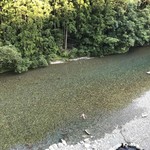 Kawayu Midoriya - 熊野川の支流大塔川が豊かやに流れています。
                        夕方ですが、欧米人の親子が水遊び中(^^)