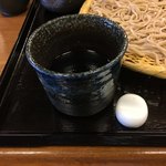 Teuchisobamaekawa - 白いのは箸置き
      出汁は濃口ですね
      うどんみたいに素材の味はしない
      濃口で攻めてる