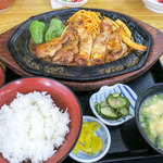 角屋食堂 - 「ポークチャップ定食」（900円）。