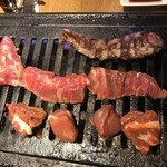 立喰い焼肉　おやびん - 上から、メガネ、ハラミ、カシラ