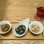 Men Iroiro Itsudemo Oyatsu - 選べる小皿、鶏の南蛮漬け、茄子のお浸し、蒸し鶏とゴボウのサラダ。後ろにローズヒップティー