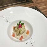 steak&wine Lamp - 前菜は茄子に包まれた海老とイカ？の和えたもの。
下はキノコのペースト。混ぜて食べればうま〜♡