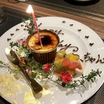 steak&wine Lamp - お祝いプレートはメッセージいれて、綺麗なデコレーションして頂きました。