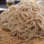 こねこねハウス - これは十割そば。食感はラーメン固めのイメージ。秋の新そばはこちらを食したいです。