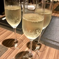 steak&wine Lamp - ノンアルスパークリングで乾杯。
                ランチドリンクは450円とリーズナブル。