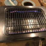 焼肉 八起 - 網はマメに替えてくれます