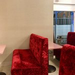 アンソロップ - 真紅のソファが並ぶ店内