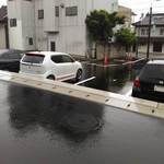 文化ラーメン - お店の前から駐車場を眺めたところ