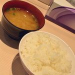 とんかつ まるに - ロース定食（８００円）のご飯と味噌汁２０１８年８月