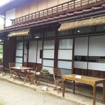 Katsunuma 縁側茶房 - 日差しが強いときはすだれを下げてくれます