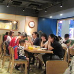 裕。鵝莊 - にぎわう店内