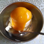 マサラキッチン - マンゴーソースのかかったバニラアイス