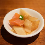 中国菜 膳楽房 - 【牛肉とささげの香辣炒め@税込950円】開幕に漬物