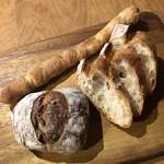 ヒビコレ コーヒー ロースタリー - 上 オリーブのフーガス 左下 カレンツ