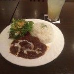 ボートレースアンテナショップ - 石垣牛の煮込みハンバーグとセットドリンク(1,100円)