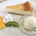 Pathi - ランチに＋￥550でドリンクデザートセットにしたベイクドチーズケーキ(単品は￥430)