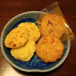 野方 金時煎餅 - たまねぎおかき、揚小丸（うに）です