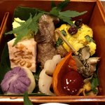 Mitsuhashi - ツブ貝、ほおづき、レンコン、お芋を濾したあんこ玉、海老真薯、木の子の牛肉巻き、玉子、銀鱈のお月さま
                        
                        色とりどりで綺麗で美味しかった。毎度名前は適当なのでご容赦くださいませ。m(_ _)m