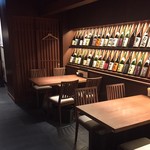 Robata No Satou - 焼き台と日本酒棚を眺めながらお愉しみ頂けるテーブル席。会話が弾むこと間違い無です。