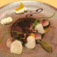 エンパイア・グリル - “ディズニー・ハロウィーン”　エンパイア・グリル・ランチ　（2018/9/3～10/31）　■軽くスモークした鯖の炙り　柿と蕪のサラダ仕立て　グリーンタプナードソース　(2018/09) 