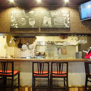 着席でテーブル10名。カウンター席7名。最大17名。
立食だと最大25名です。